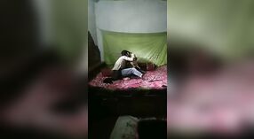 આ લીક થયેલી વિડિઓમાં, એક દેશી છોકરી તેની રુવાંટીવાળું બિલાડી એક એક્સએક્સએક્સ-કદના ડિક દ્વારા મર્યાદા સુધી ખેંચાય છે 0 મીન 0 સેકન્ડ