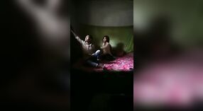 Dalam video yang bocor ini, seorang gadis Desi membuat vagina berbulunya diregangkan hingga batasnya oleh penis berukuran XXX 0 min 50 sec