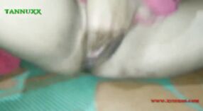 Любительское видео, на котором девушка Дези дрочит свою киску пальцами и получает сперму 7 минута 20 сек