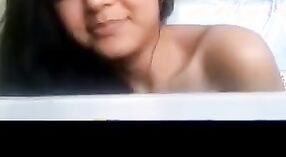 Rekaman seks India NRI: pertunjukan gadis payudara besar di kamera 0 min 0 sec