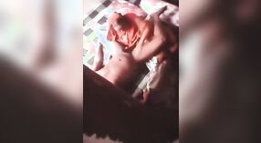 Le cul de la bonne Desi se fait pilonner sur une caméra cachée dans une vidéo amateur 1 minute 50 sec