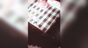 Le cul de la bonne Desi se fait pilonner sur une caméra cachée dans une vidéo amateur 7 minute 20 sec