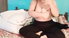 Çıplak MMs video arasında düzgün vücutlu kadın flaunting ona masif memeler 0 dakika 30 saniyelik