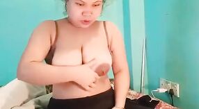 Çıplak MMs video arasında düzgün vücutlu kadın flaunting ona masif memeler 0 dakika 40 saniyelik