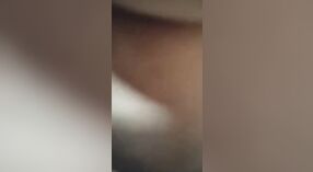 W tym klipie z bliska MMC urocza Desi dziewczyna robi imponującego Loda penisowi wielkości XXX 8 / min 40 sec
