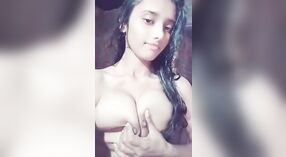 Desi chica de colegio muestra sus tetas y el coño en la ducha 0 mín. 0 sec