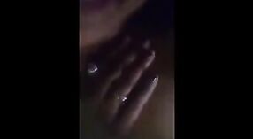 Freches College-Mädchen verführt ihren Freund mit einer Nacktszene aus einem Film 3 min 00 s