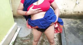 Une femme de ménage indienne en sari se fait pisser dessus en public 2 minute 40 sec