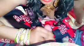 Desi bhabhi gets haar poesje filled met zijn pen in deze hardcore video 2 min 40 sec