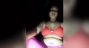 Hintli kız arkadaşları bu buharlı videoda büyük göğüslerini gösteriyor 0 dakika 30 saniyelik