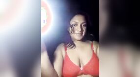印度女友在这个热闹的视频中炫耀自己的大胸部 0 敏 40 sec