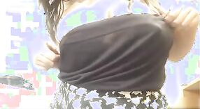 Seductora bhabhi con grandes pechos se desnuda para su ansioso cónyuge 1 mín. 10 sec
