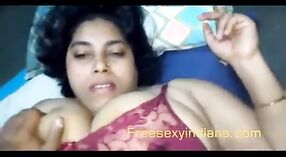 Dickarschiges indisches Babe bekommt ihre Muschi von einem Devar in hausgemachtem Porno geschlagen 3 min 00 s