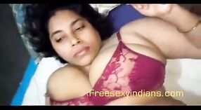 Une Indienne au gros cul se fait pilonner la chatte par un devar dans un porno fait maison 1 minute 00 sec