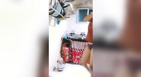 Desi家庭主妇在色情视频中的一个男人面前炫耀她的大胸部 8 敏 40 sec