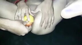 El video de sexo casero de Desi couple presenta a un tipo rizado y una manzana 5 mín. 20 sec