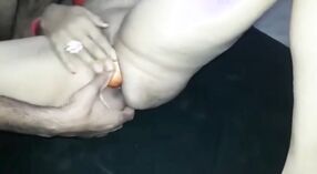 Desi couple ' s homemade seks video features curly guy en een appel 6 min 20 sec