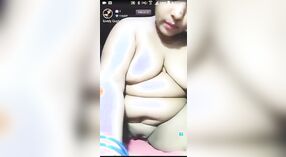 Indiase tante ' s Live telefoon seks Show met Dildoing en een Dildo 1 min 30 sec