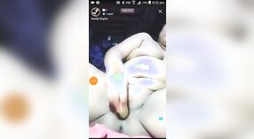 Indiase tante ' s Live telefoon seks Show met Dildoing en een Dildo 3 min 30 sec