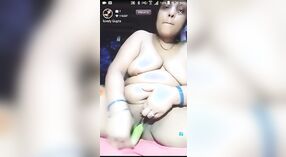 Indiase tante ' s Live telefoon seks Show met Dildoing en een Dildo 0 min 50 sec