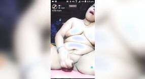 Indiase tante ' s Live telefoon seks Show met Dildoing en een Dildo 1 min 10 sec