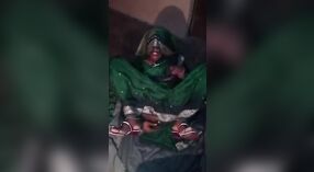 Une femme timide du village se masturbe devant la caméra 0 minute 0 sec