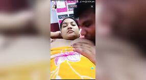 Indyjski gospodyni dostaje niegrzeczny na livecam z a młody człowiek kto fondles jej piersi 0 / min 0 sec