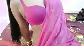 Bhabhi Indian Sex！ 曲線美の美しさは、Facebookで彼女の友人をからかいます 5 分 20 秒