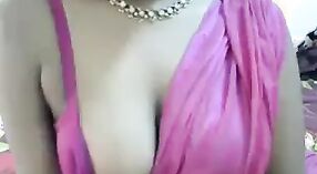 Bhabhi Indian Sex！ 曲線美の美しさは、Facebookで彼女の友人をからかいます 7 分 50 秒