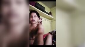 벵골어 아줌마에서 사리를 보여줍니다 그녀의 스트립 및 추 디카오 기술 1 최소 50 초