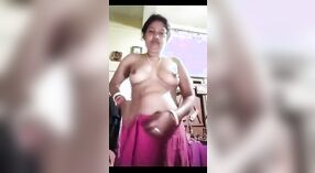 纱丽中的孟加拉姨妈展示了她的脱衣舞和chutdikhao技能 1 敏 10 sec