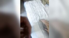 El video Indian sex mms presenta a una ama de casa madura con un gran coño y culo peludos negros 8 mín. 20 sec