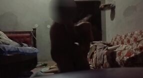 बिग बूब्ससह परिपक्व आंटी खाली पडते आणि तिच्या प्रियकराबरोबर शयनगृहातील खोलीत घाणेरडे आहे 4 मिन 50 सेकंद