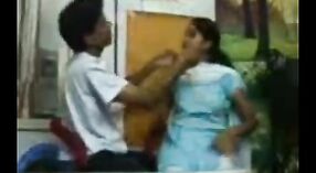 Indiase escort meisje shows af haar grote borsten in voorzijde van de camera 1 min 00 sec