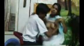 Indiase escort meisje shows af haar grote borsten in voorzijde van de camera 2 min 20 sec