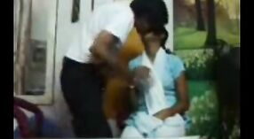 Indiase escort meisje shows af haar grote borsten in voorzijde van de camera 5 min 00 sec