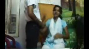Indiase escort meisje shows af haar grote borsten in voorzijde van de camera 5 min 40 sec