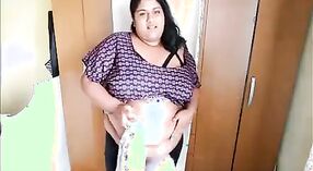 NRI BBW se déshabille et montre ses gros seins devant sa webcam 1 minute 20 sec