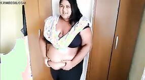 NRI BBW se déshabille et montre ses gros seins devant sa webcam 2 minute 20 sec