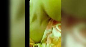 Indiase tante uit Punjab krijgt neer en vies met haar buurman in deze schandalige video 2 min 50 sec