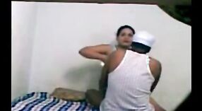 年配のインドの女性は彼女の家のゲストと一緒に降りて汚い 1 分 00 秒