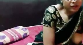 Bhabhi sari se pone sucio y sucio en este video de sexo indio 0 mín. 0 sec