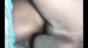 Desi bhabhi se fait doigter et baiser dans une vidéo porno indienne 14 minute 20 sec