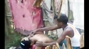 Desi bhabhi Devar gets ondeugend in de bad in deze heet video! 1 min 40 sec