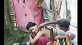 Desi bhabhi Devar se pone traviesa en el baño en este video caliente! 2 mín. 00 sec