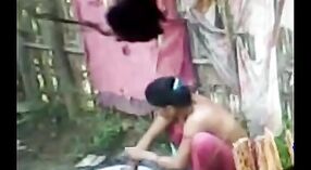 Desi bhabhi Devar se pone traviesa en el baño en este video caliente! 2 mín. 20 sec