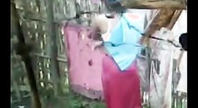 Desi bhabhi Devar se pone traviesa en el baño en este video caliente! 4 mín. 00 sec