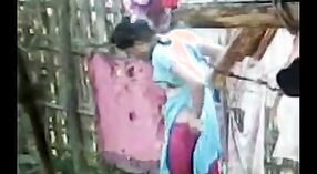 Desi bhabhi Devar se pone traviesa en el baño en este video caliente! 4 mín. 40 sec