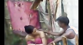 Desi bhabhi Devar se pone traviesa en el baño en este video caliente! 1 mín. 00 sec