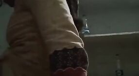 Vidéo MMC d'un employé de bureau excité faisant une pipe intense et chevauchant sa bite 3 minute 40 sec